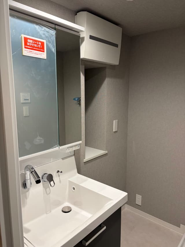 洗面室やトイレの壁紙はグレーが採用されており落ち着いた雰囲気です。