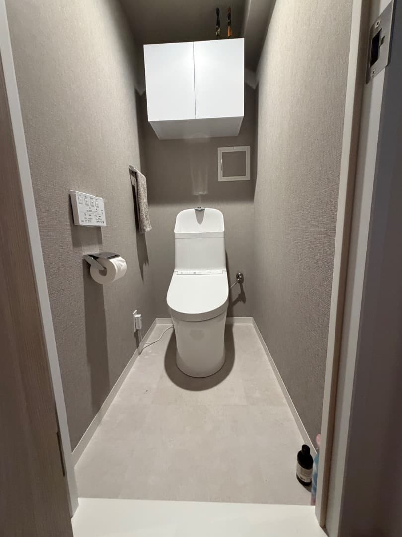 トイレの背面には吊り戸棚収納が備わっています。