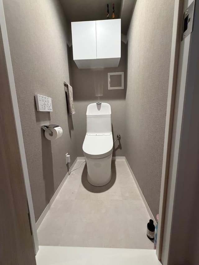 トイレの背面には吊り戸棚収納が備わっています。