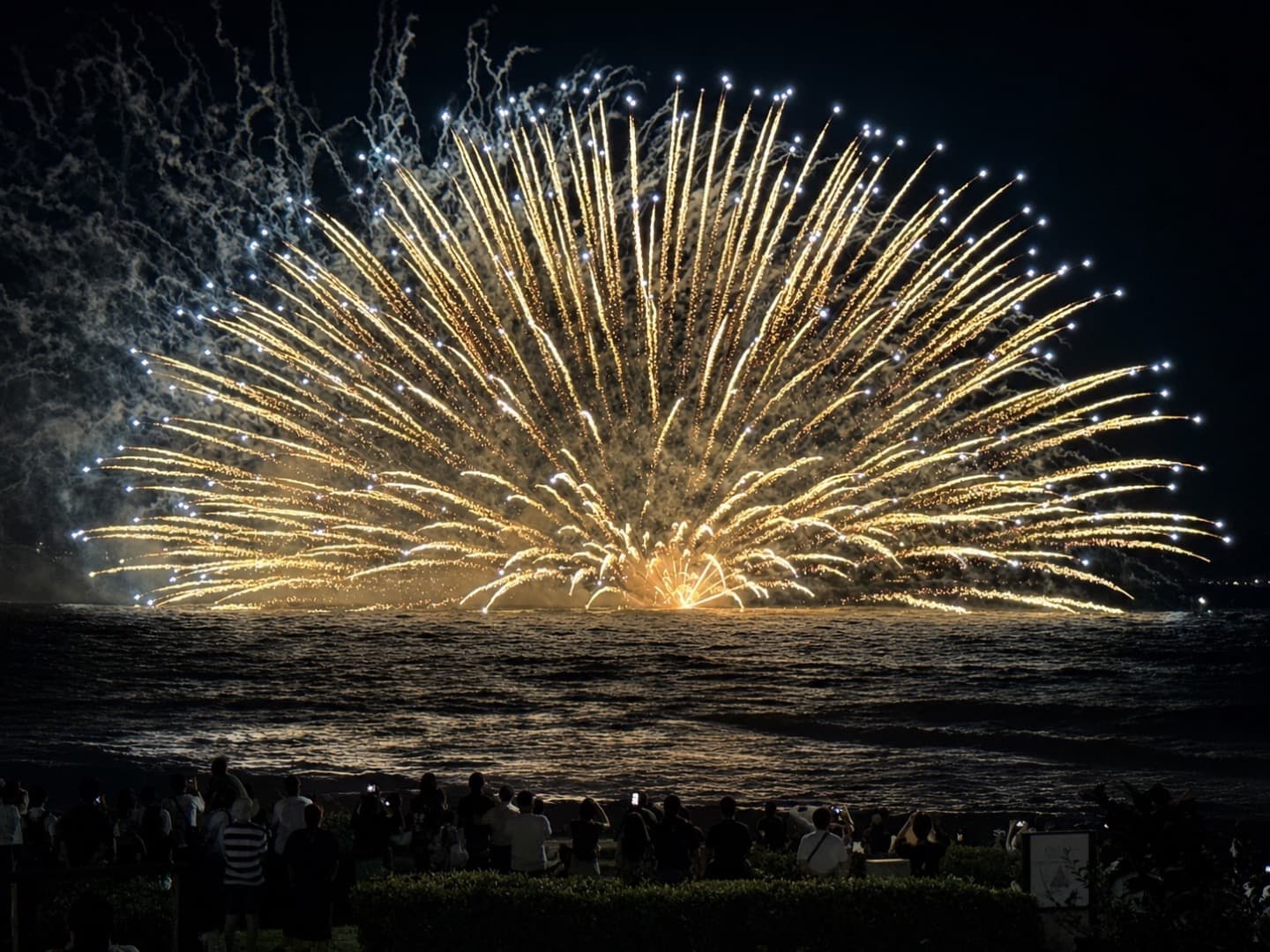 7月に開催される鎌倉花火大会も部屋から観ることができます。