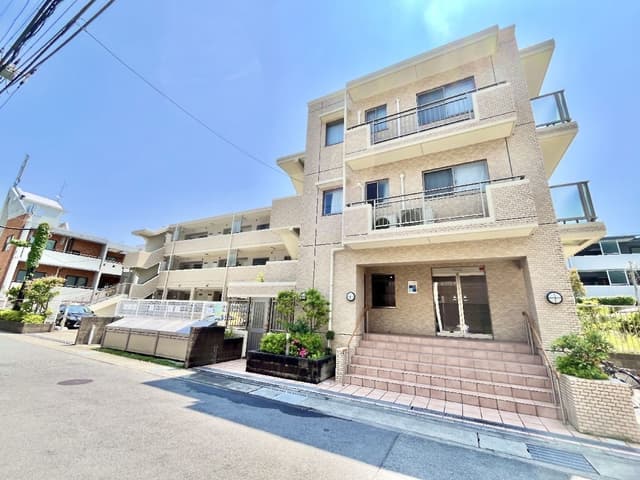 マンション全体の写真です。
19世帯、3階建ての小規模マンションなので住民の方にもほぼお会いすることもなく、静かに過ごせます。
地下にはトランクルームも有り、これも今なら空きがあるようです。