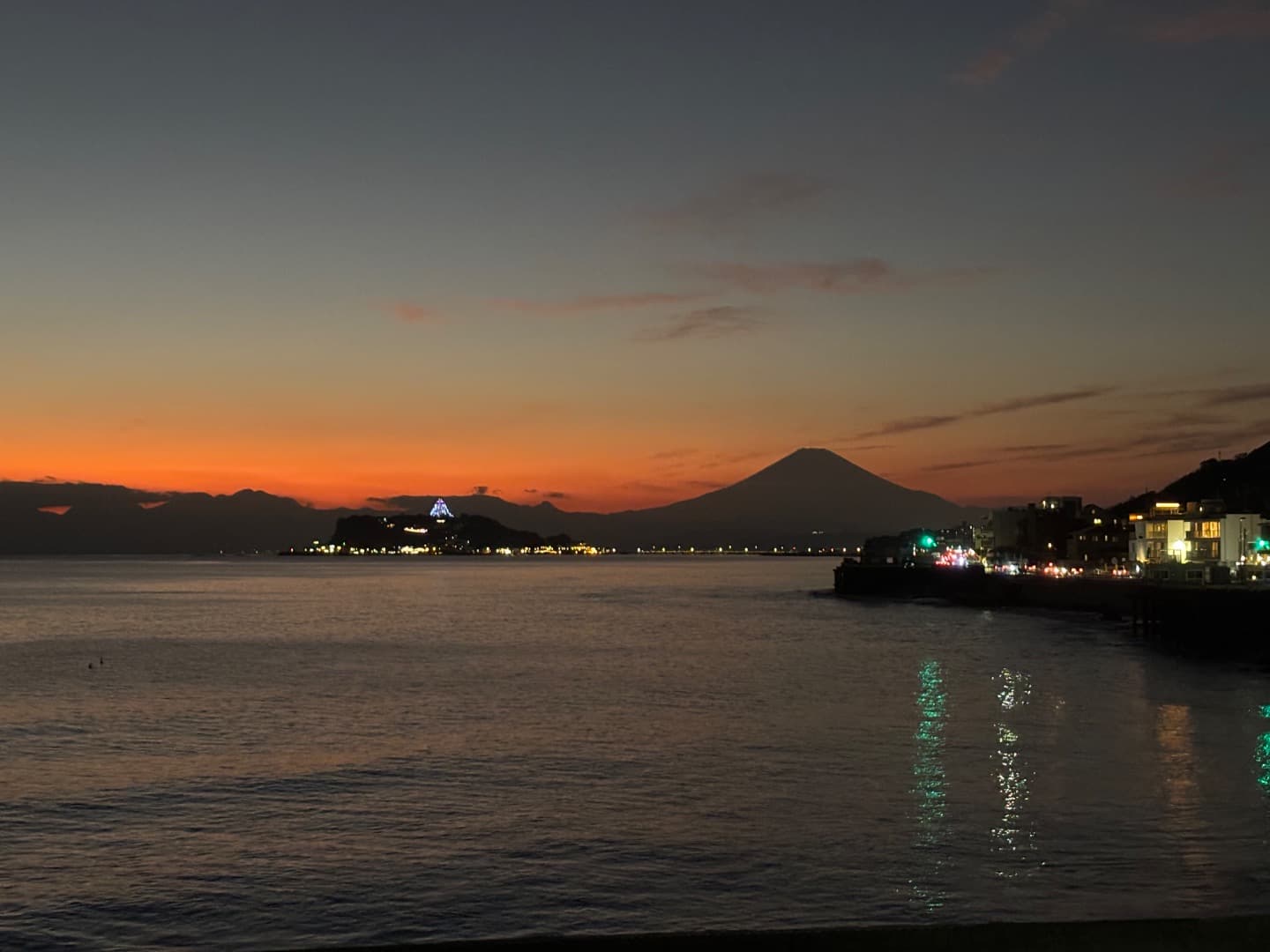 稲村ヶ崎から望む夕陽と富士山、江ノ島です。
マンションから歩いて20分です。
