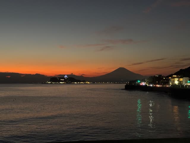 稲村ヶ崎から望む夕陽と富士山、江ノ島です。
マンションから歩いて20分です。
