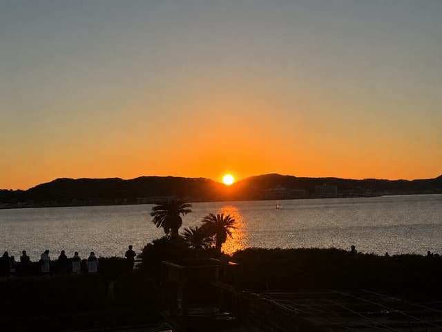 初日の出の写真です。
目の前の鎌倉海浜公園は初日の出のスポットになってます。