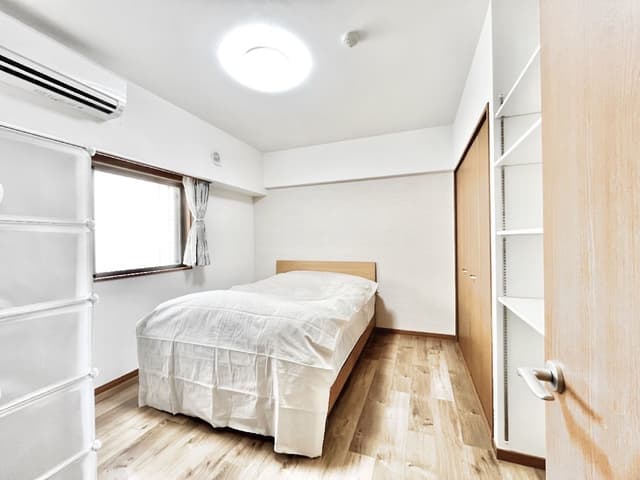 6畳を超える主寝室。
大きなクローゼットがあり使いやすい部屋です。