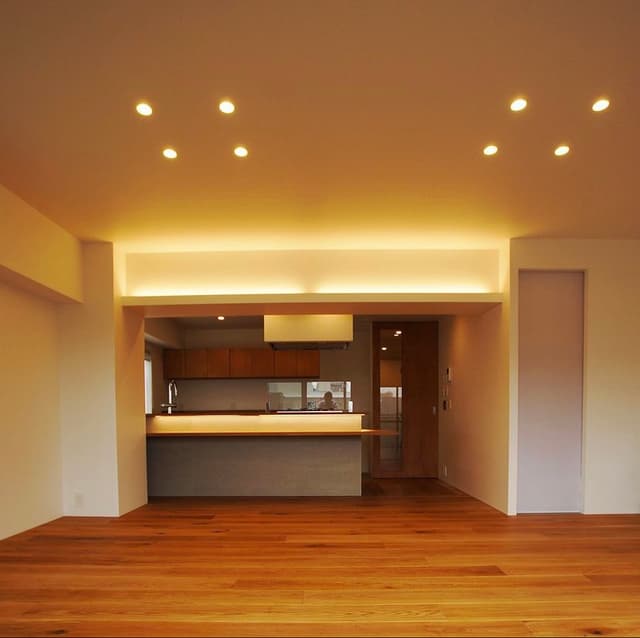 リビングから見たキッチン。角部屋なので採光は十分とれます。左手にはロールスクリーンで仕切られたストレージ兼パントリー。