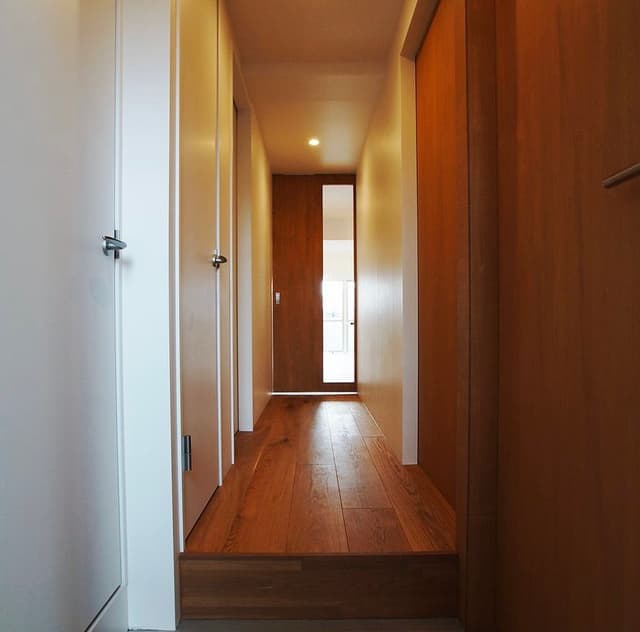 玄関から入るとベランダからの優しい光が見えます。ペットがいると仕切りドアの窓からお出迎えしてくれるかも？