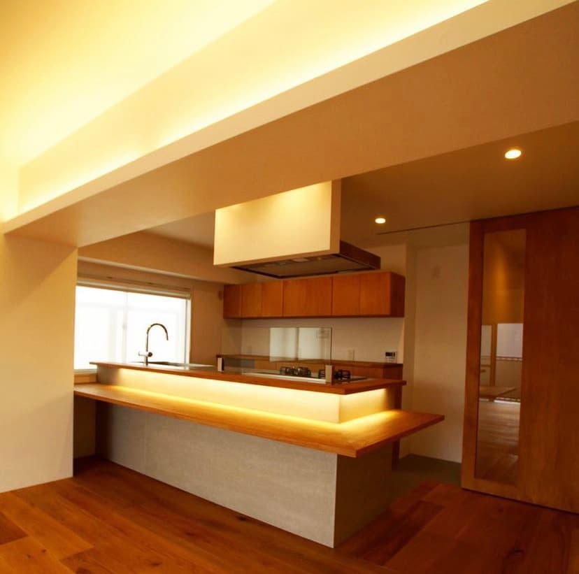 ゆったりと4席は設けられるカウンター。朝食を食べるのもよし。夜の晩酌にもよし。もちろんワークスペースとしても使えます。