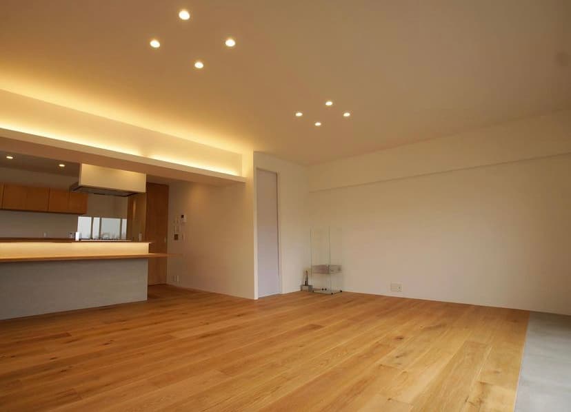 LDK。3部屋を1つの空間にリノベーションすることにより、開放感があります。ベランダ側にはタイルで縁側があり、無垢フローリングで素足でも気持ちよく過ごせます