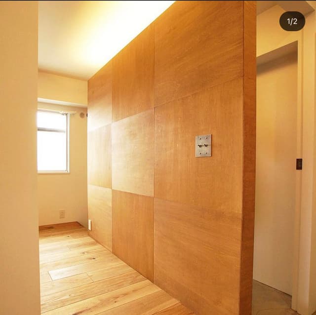 ウォークスルークローゼット兼土間とベッドルームの仕切り。仕切りは圧迫感がないように、天井までありません。間接照明が埋め込まれていて、夜は優しい光で眠りを誘います