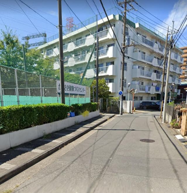 ベランダ側が健康づくりセンターのテニスコートなので、日当たりと風の通りの良いマンションです。5階建ての安定感のある建物なので、大きな地震があった時にも、揺れによる家財等の問題(物が落ちたり転倒など)も全く起こらず安心でした。