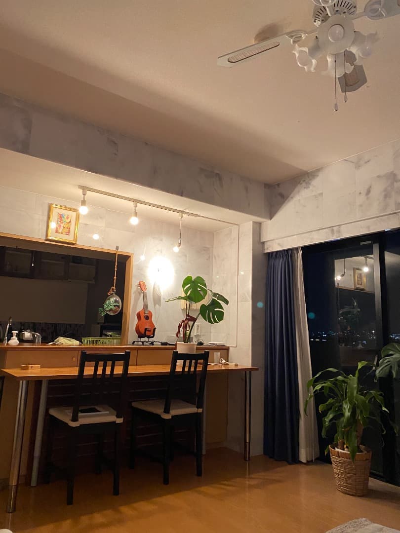 リビングは南東角部屋で日当たり抜群
3LDKを2LDKにリフォームした広いリビングです。壁は全面大理石。