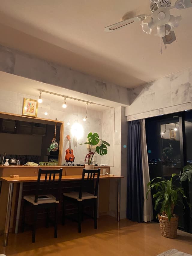 リビングは南東角部屋で日当たり抜群
3LDKを2LDKにリフォームした広いリビングです。壁は全面大理石。