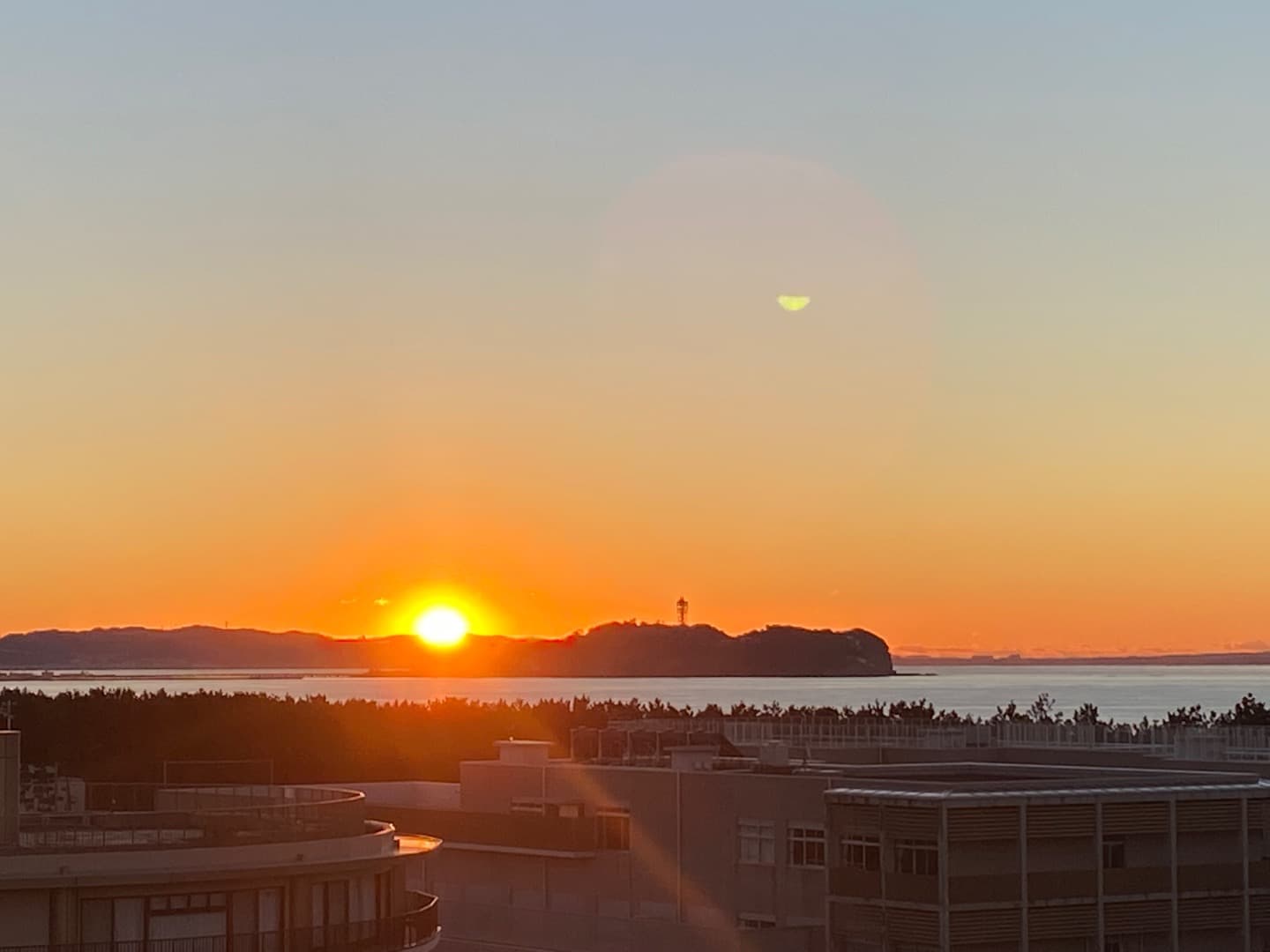 ベランダからの眺望！江ノ島と初日の出🌅