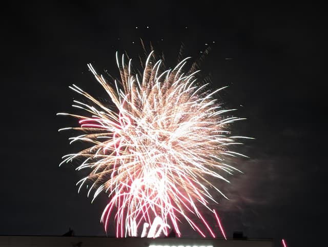 夏祭りは近くで花火があがります