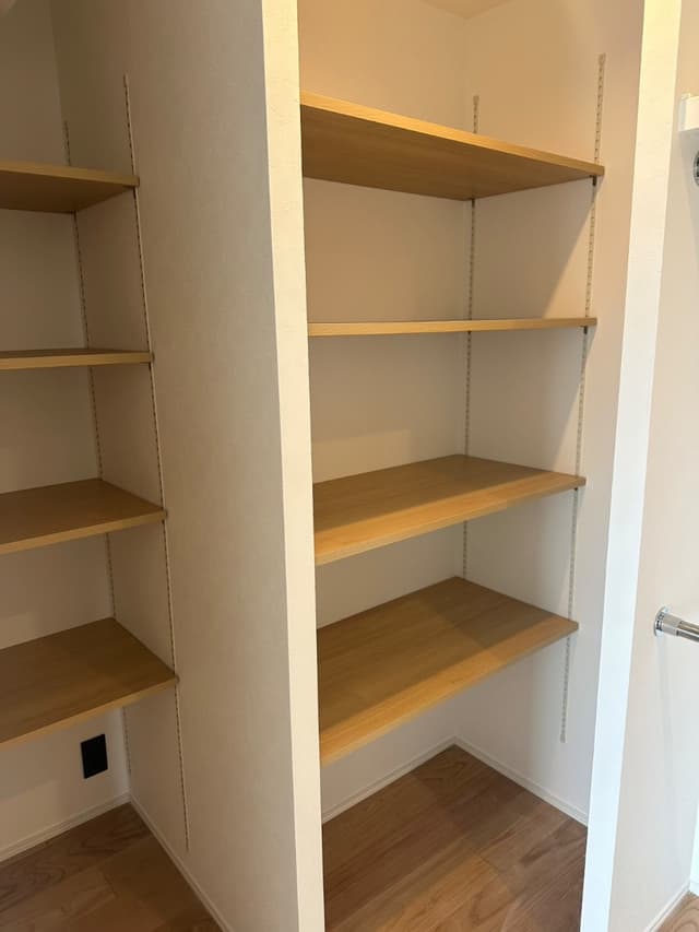 WIC内に可動棚を設け、バッグや小物などもすっきり収納できるようにしました。
