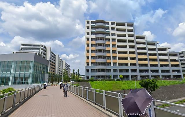 マンション外観です。右手の建物になります。
センター北駅からペストリアンデッキで繋がっている為、車道を一切通らずにアクセスできます。
