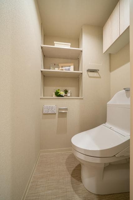 洗面室とトイレの各所に収納棚が設けられています