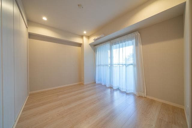フランス大使館の緑を借景できる北側の部屋。バルコニーもあります。
