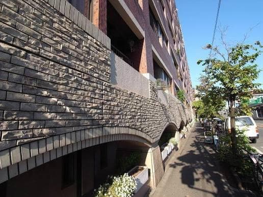 花壇が整備されていて夜はランプが幻想的です