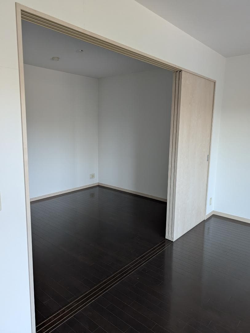 リビング横の部屋です。（6畳）