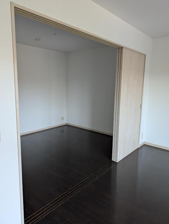 リビング横の部屋です。（6畳）