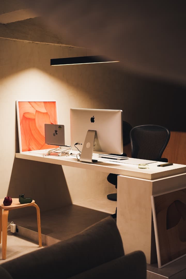 ワークデスク
造作し、壁から生えている設計にしました。