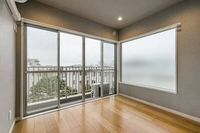リビング横の洋室。
南東向きのすりガラスの窓もあり朝日が浴びれる。
中住戸だが、雁行型マンションのため2面採光できている。