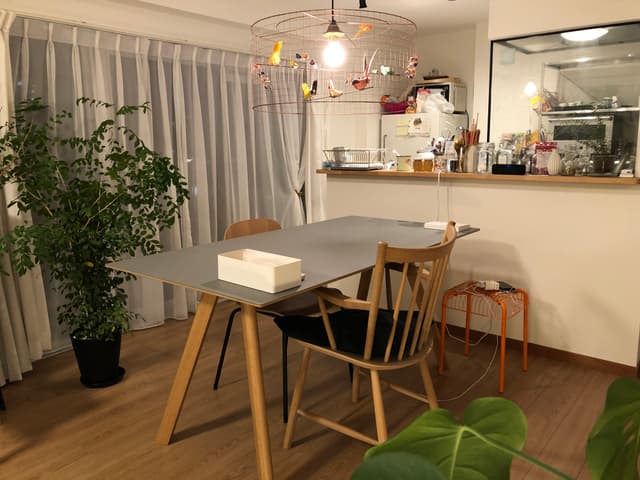 ダイニングです。大きめのテーブルを置いても余裕があります。また、キッチン近くに窓があるので、換気も◎です。