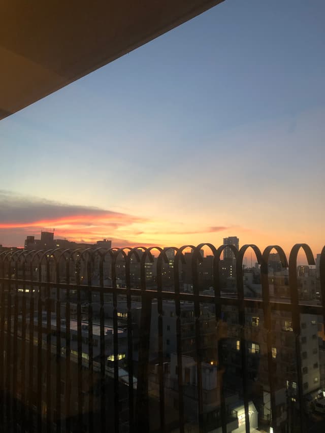 ベランダからの景色。夕陽が綺麗に見えます。角部屋最上階なので、抜けがいいです。