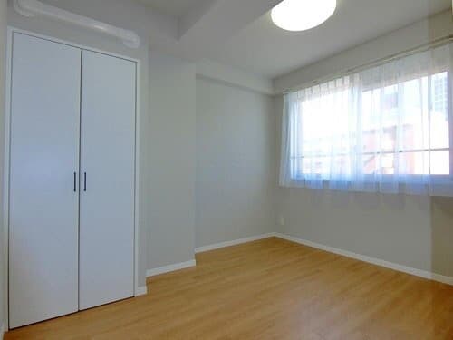 寝室。東側に窓があるので朝日が、明るいです。