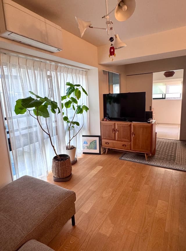 リビング、
角部屋で風通しはよいです。
床材はフローリング無垢材を使っていますので、時々オイルでお手入れすれば傷など目立たず気持ちよくすごせます。
床暖房(ガス式)を入れているので、冬はエアコンなしで過ごせます。