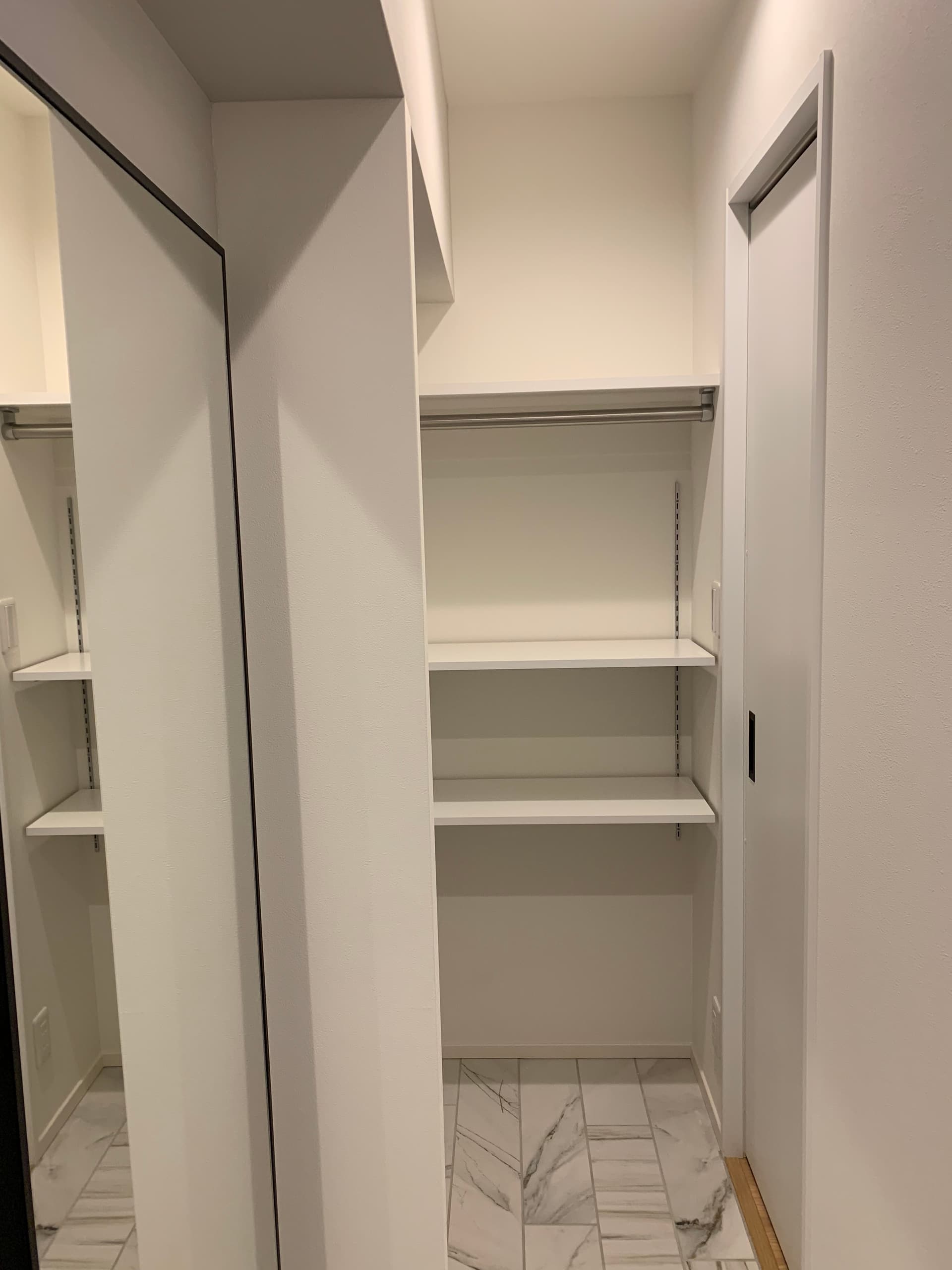 玄関奥の収納スペース