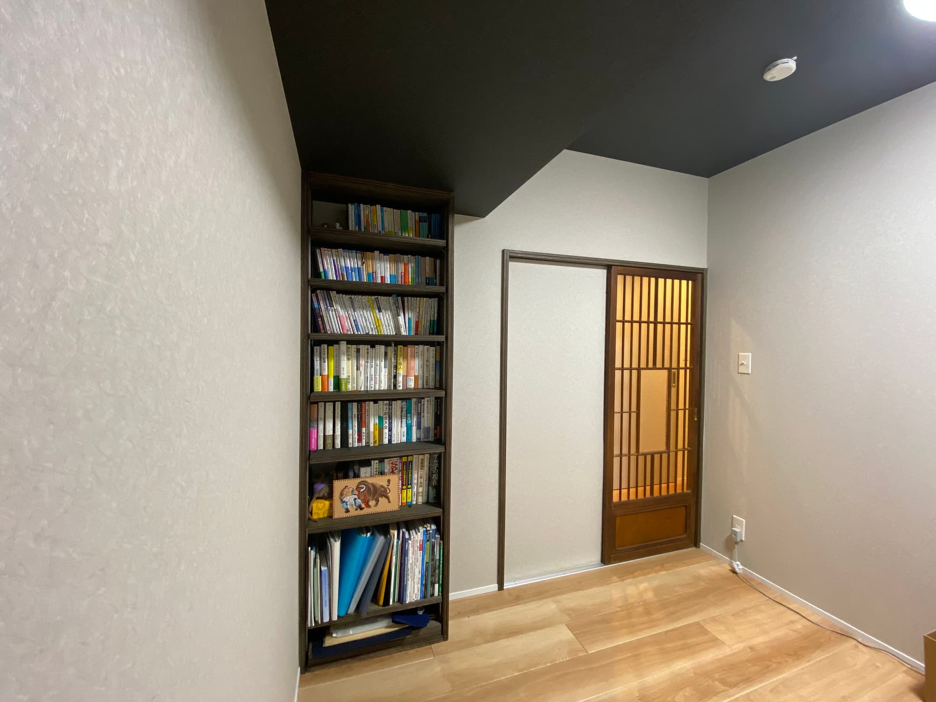 書斎の入り口にも古建具を用い、作り付けの書棚も設けています。