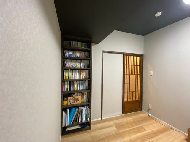 書斎の入り口にも古建具を用い、作り付けの書棚も設けています。