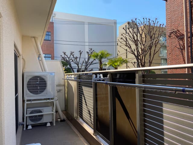 バルコニーは柵の部分が新しくなっています。バルコニーの上には上の階のバルコニーがない為、直接日光が降り注ぎます。
周辺も大通りから離れており、写真逆側にあるマンションの樹木に集まる鳥のさえずりが室内から聞こえるほど落ち着いた雰囲気です。