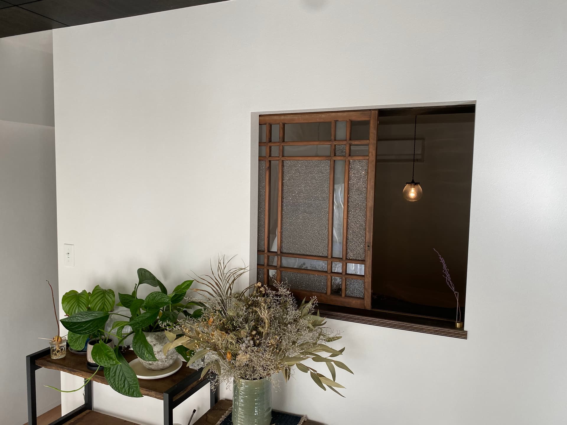 リビングと寝室の間にある開閉できる内窓です。明治期の東北の屋敷からきたもので、いろんな種類のガラスからできており光がキラキラと反射します。
左に見えるのはリビングと寝室をつなぐWTCです。