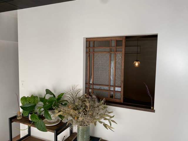 リビングと寝室の間にある開閉できる内窓です。明治期の東北の屋敷からきたもので、いろんな種類のガラスからできており光がキラキラと反射します。
左に見えるのはリビングと寝室をつなぐWTCです。