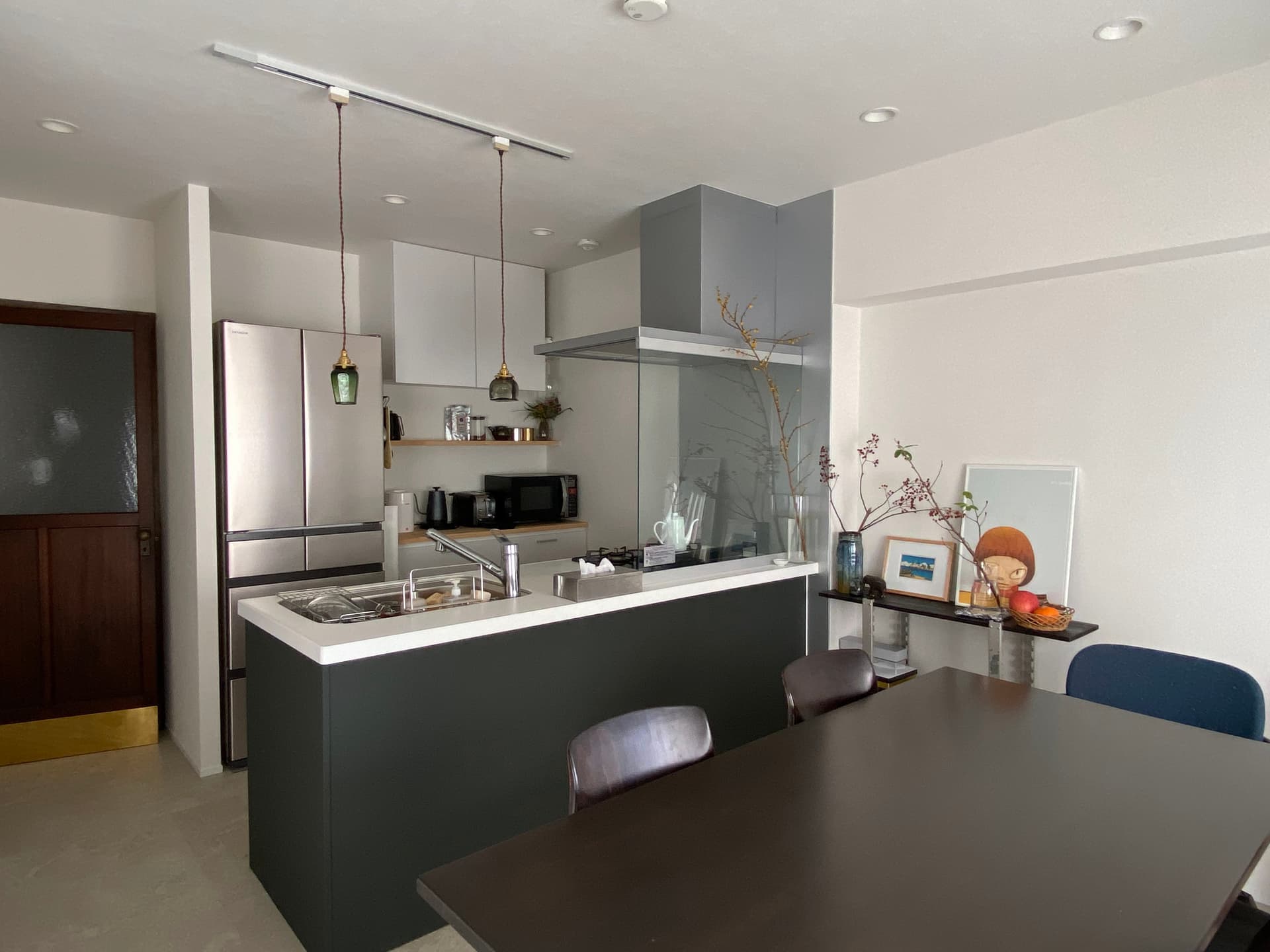 キッチンはオープンキッチンで広々しており、ガラス版があることで油はねは防いでいます。