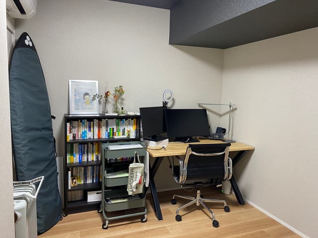 書斎。
和紙テイストの壁紙を使い、天井を墨色に、壁をグレーにしています。