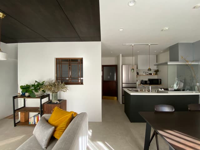 約18畳のLDK。
グレーのタイル調の床材は、モダンテイストのインテリアとよく合い、汚れづらく手入れもしやすいです。
リビングドアは明治期のもので真鍮を足しています。