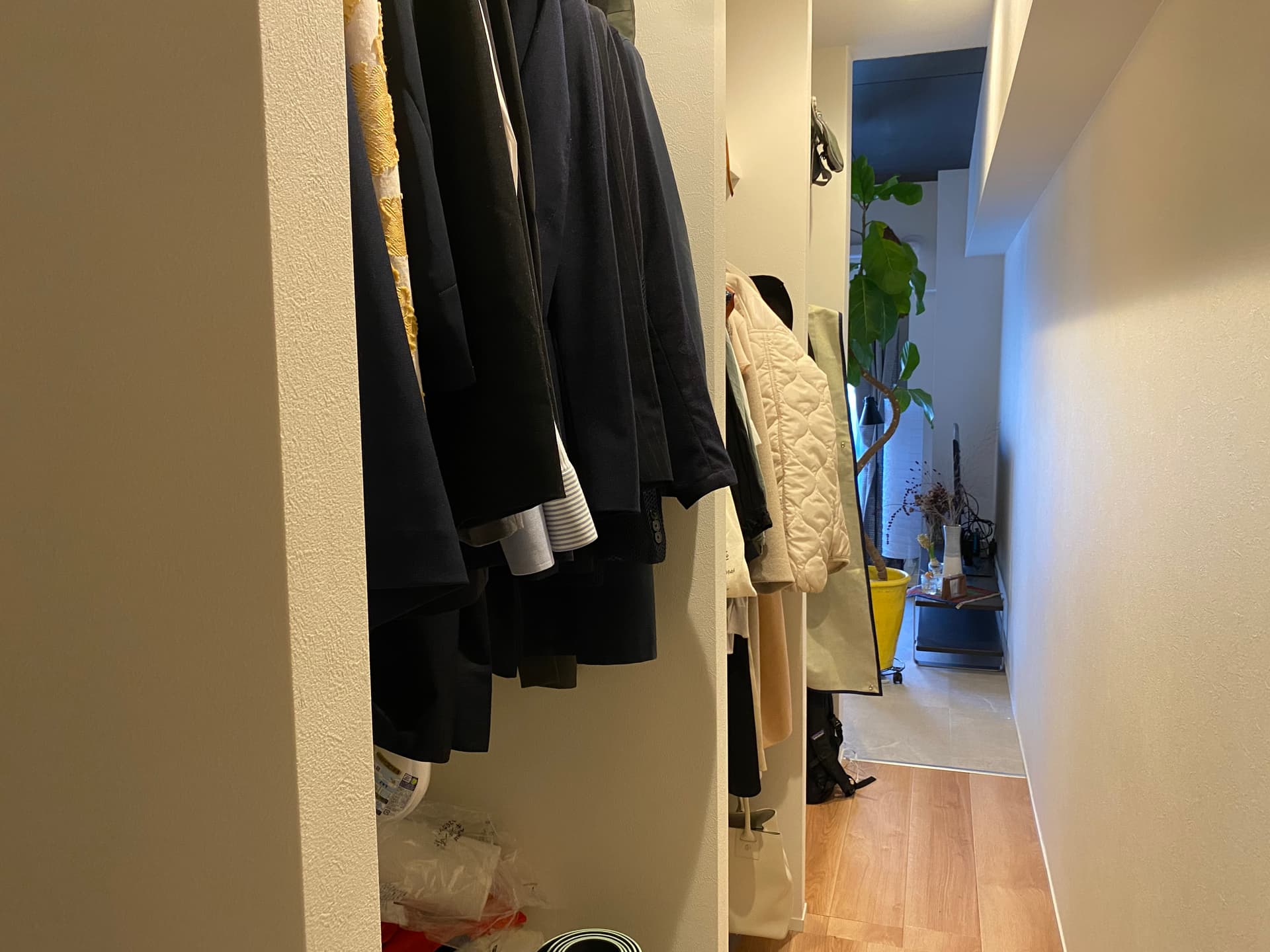 WTC。容量も多く衣服、清掃道具、食材などをストックしています。