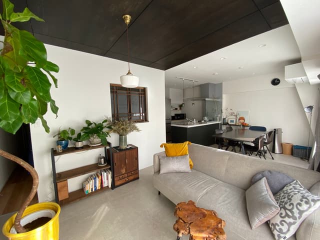 リビング側から撮影。リビング天井には木材を貼り、空間を緩く切り替えています。落ち着いた雰囲気になっています。