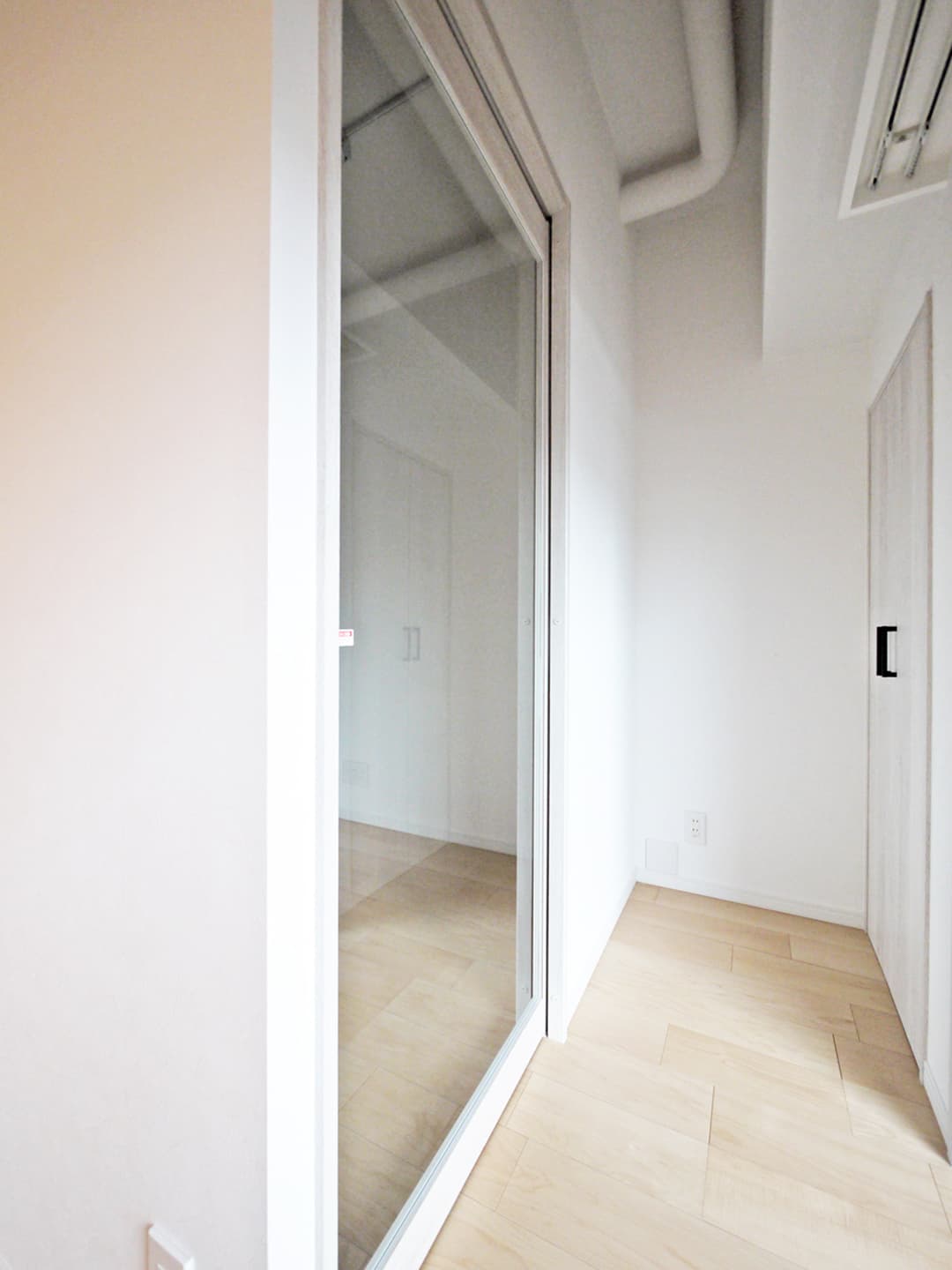 書斎の入り口は光が入る・在宅勤務中でもペットの様子がわかるようガラス扉にしています。
右側は給湯器とシーズンオフのものを入れる収納です。