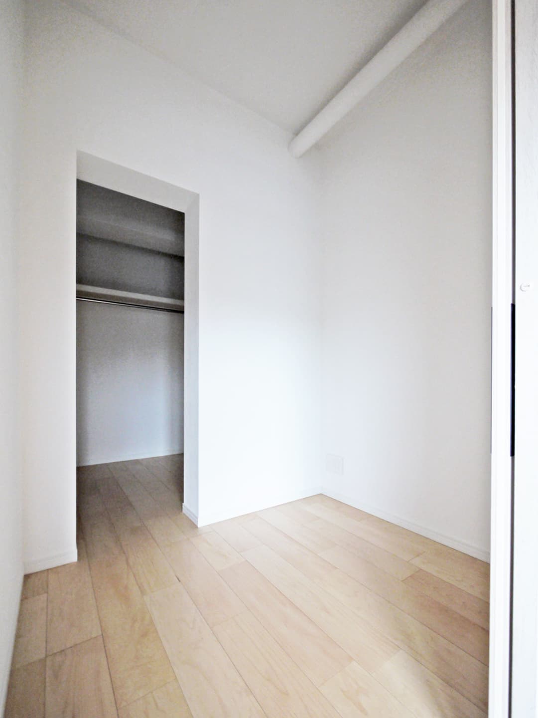 書斎の奥にはウォークインクローゼットがあります。