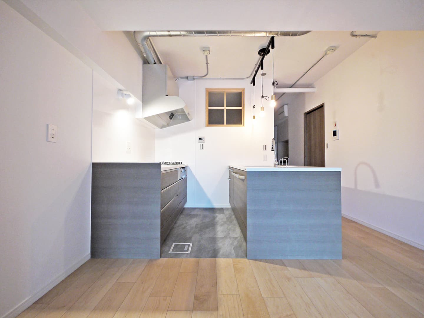 キッチンの床は塩ビにしているので、溢してしまっても掃除がラクです。
区切りをつけるために見切り棒を設置しています。

レンジフードはお手入れがラクなものを採用。
また、コンロを着火すると自動的に換気扇もスイッチが入ります。
食洗機は深型です。