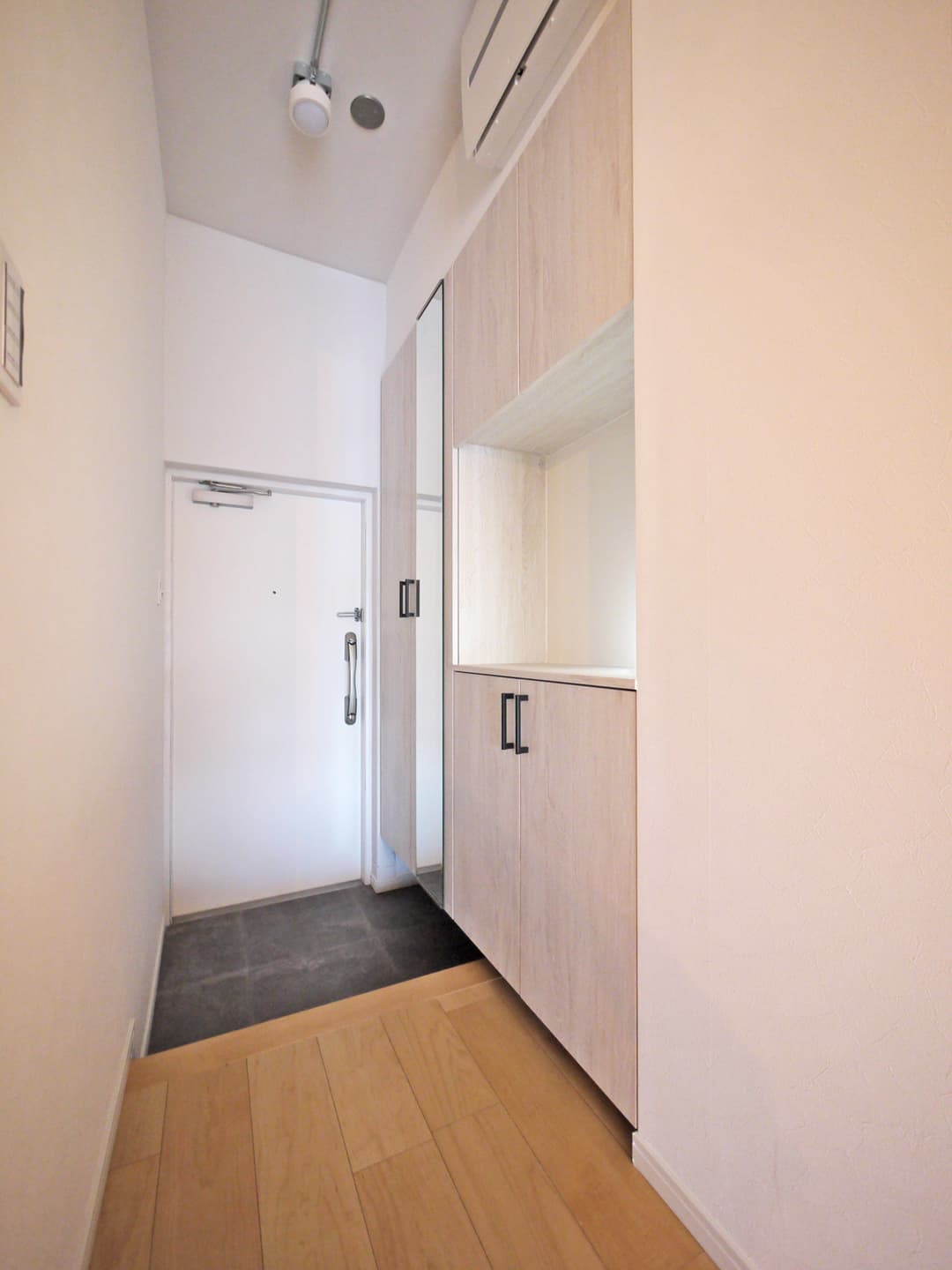 玄関は消毒液などを置く場所を用意。
収納スペースが大きめなので、2人暮らしでも大丈夫です。
家を出る前に身だしなみ確認ができるよう姿見、中には傘立てもあります。