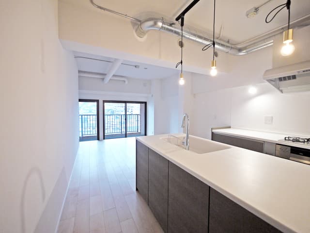 2型のキッチンです。
リビングと繋がっているため、収納を多くしました。
手前側も全て収納になっているので、リビングに置いておきたくないもの・隠したいものを収納できます。

キッチン上のペンダントライトは好みで長さを調整できるようにアジャスターを付けました。