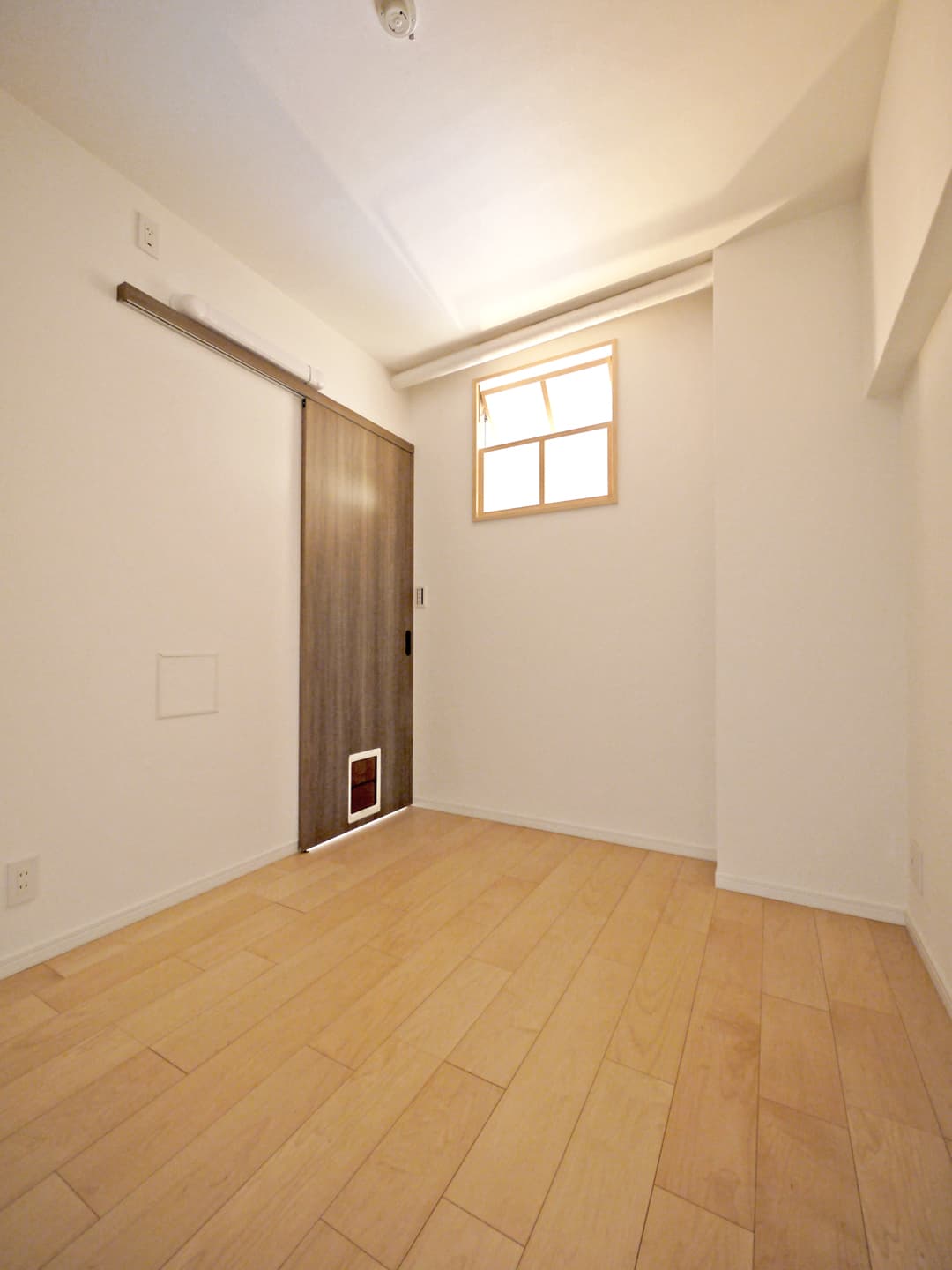 キッチン横の寝室です。
ペットが自由に出入りできるようペットドアを設置しています。