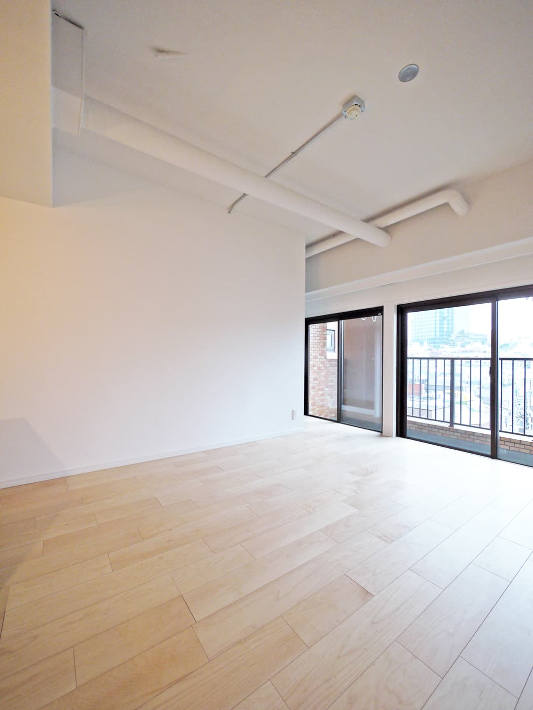 リビングです。
ペットが安心して暮らせるように、滑らない加工をした天然木フローリングを使っています。

天井が低く見えないようにカーテンレールはボックス型にしています。